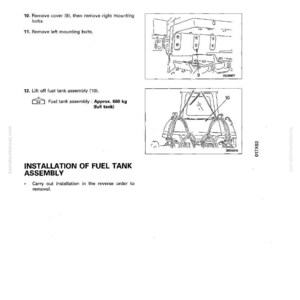 Pu&ograve; includere: Schema delle istruzioni di smontaggio e montaggio del serbatoio del carburante. L'immagine include illustrazioni della rimozione del coperchio, dei bulloni di montaggio e del sollevamento del gruppo serbatoio del carburante. Il testo indica che il gruppo serbatoio del carburante pesa circa 660 kg.