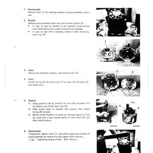 Pu&ograve; includere: Un diagramma tecnico che illustra lo smontaggio e il montaggio di una pompa idraulica. Le immagini in bianco e nero mostrano vari componenti della pompa, tra cui bulloni, staffe, coperchi e O-ring. Il testo fornisce istruzioni passo passo.