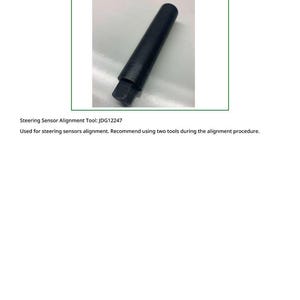 Pu&ograve; includere: Strumento nero per l'allineamento del sensore di sterzata. Lo strumento ha una base esagonale e un corpo cilindrico conico. Il testo "JDG12247 - Steering Sensor Alignment Tool" &egrave; nella parte superiore dell'immagine.
