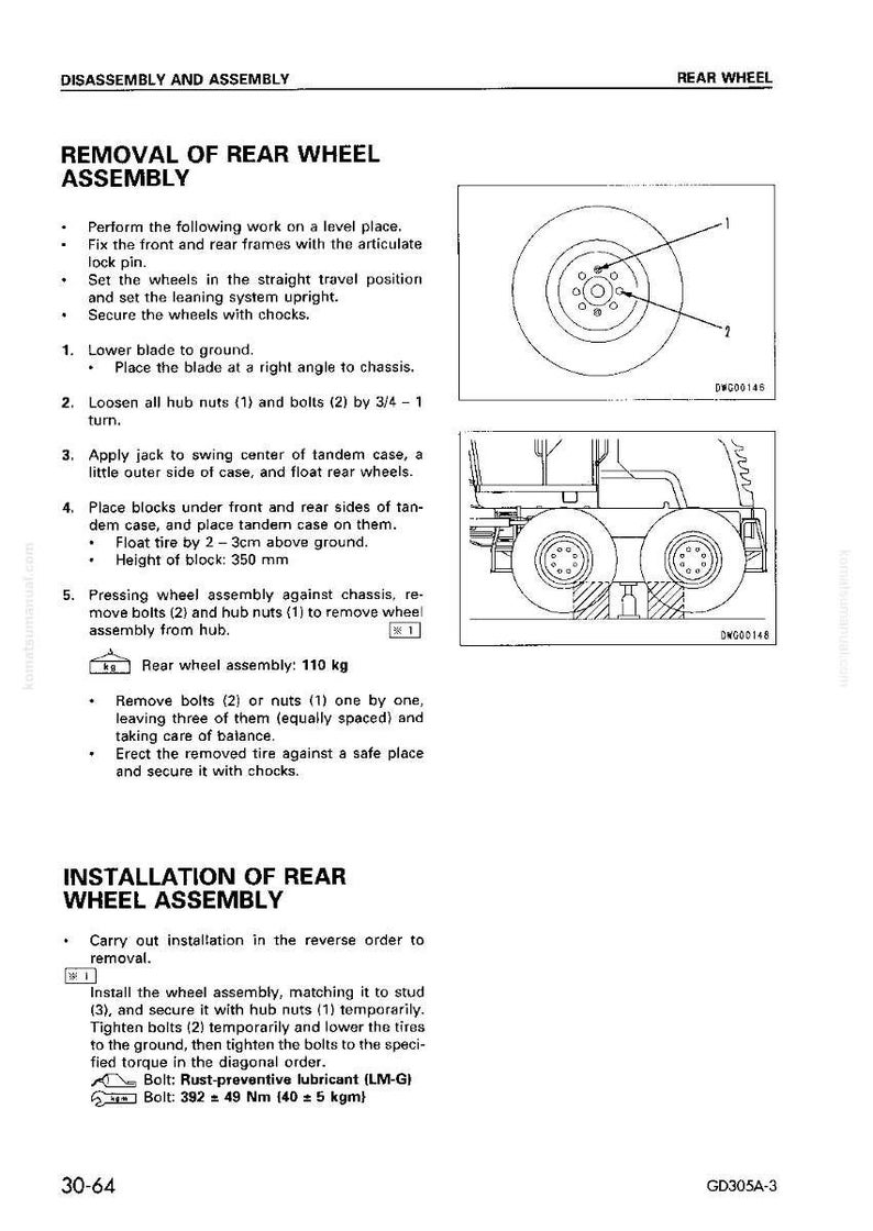 Op de afbeelding: Diagram met instructies voor het verwijderen en installeren van een achterwiel. Bevat illustraties van het wiel, bouten en chassis. Tekst beschrijft stappen, inclusief het losdraaien van wielmoeren. De achterwielconstructie weegt 110 kg.
