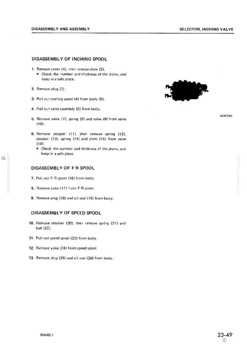 Puede incluir: Un diagrama t&eacute;cnico que detalla el desmontaje y montaje de una v&aacute;lvula de avance. El texto incluye pasos numerados para quitar varios componentes como cubiertas, tapones y carretes. La imagen es en blanco y negro.