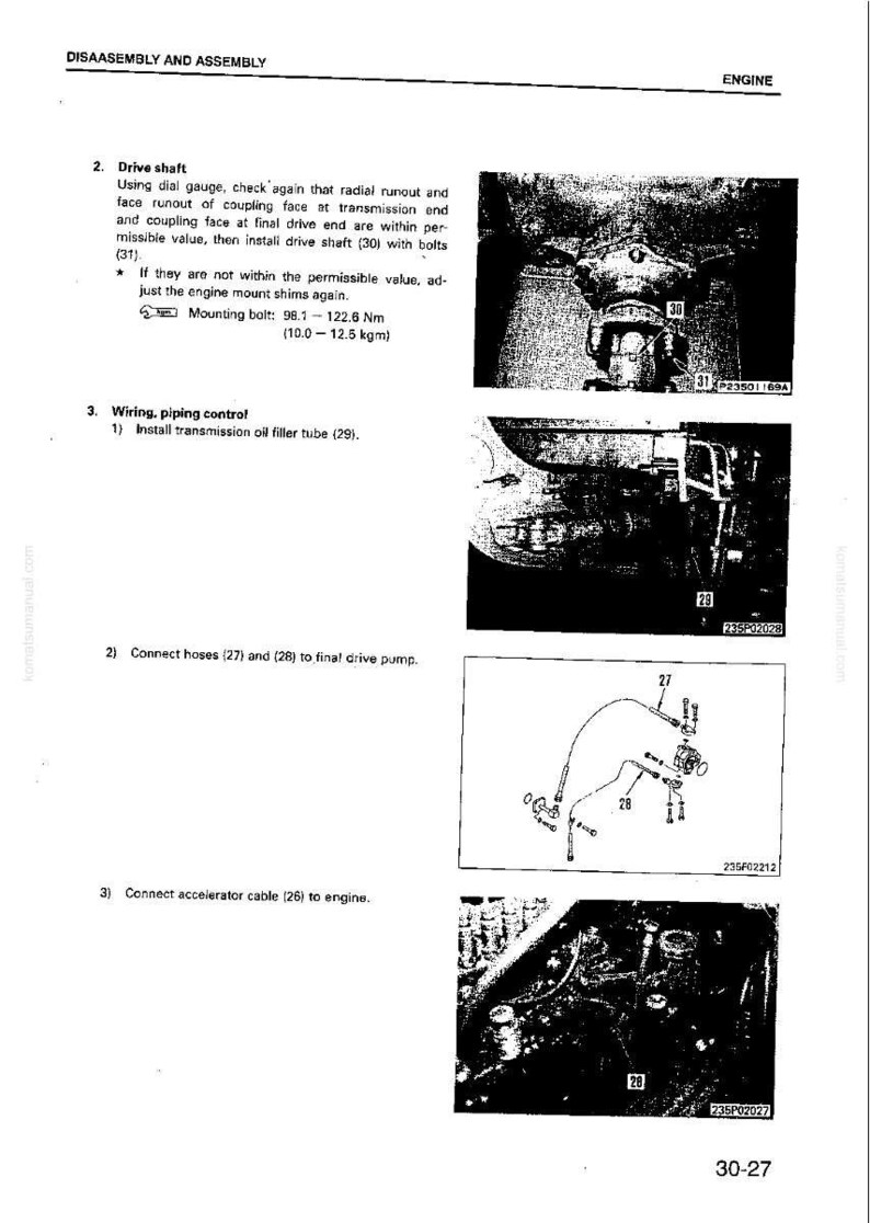 K&ouml;nnte beinhalten: Eine Seite aus einem Handbuch, die die Demontage und Montage des Motors detailliert. Die Seite enth&auml;lt Diagramme von Motorkomponenten, darunter eine Antriebswelle, Schl&auml;uche und ein Gaszug. Text enth&auml;lt Anweisungen und Messungen.