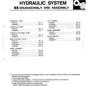 Może przedstawiać: Szczeg&oacute;łowy schemat techniczny zatytułowany "UKŁAD HYDRAULICZNY 63 DEMONTAŻ I MONTAŻ". Dokument wymienia procedury dla komponent&oacute;w hydraulicznych, takich jak zbiorniki, filtry i cylindry. Zawiera instrukcje dotyczące odpowietrzania i pracy silnika.