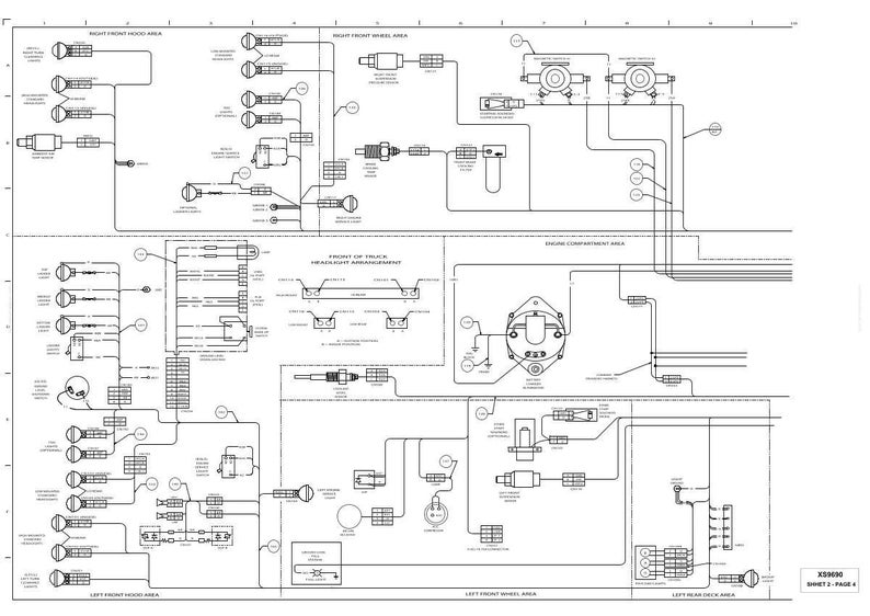Może przedstawiać: Szczeg&oacute;łowy czarno-biały schemat elektryczny pojazdu. Schemat zawiera r&oacute;żne komponenty, okablowanie i etykiety, z sekcjami dla obszar&oacute;w przednich i tylnych oraz komory silnika.