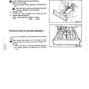 Pode incluir: Diagrama t&eacute;cnico que ilustra a remo&ccedil;&atilde;o e instala&ccedil;&atilde;o de um conjunto de l&acirc;mina. O texto inclui instru&ccedil;&otilde;es para remover pinos, retrair varetas e ajustar cal&ccedil;os. O diagrama tamb&eacute;m mostra o peso do conjunto da lan&ccedil;a em quilogramas.