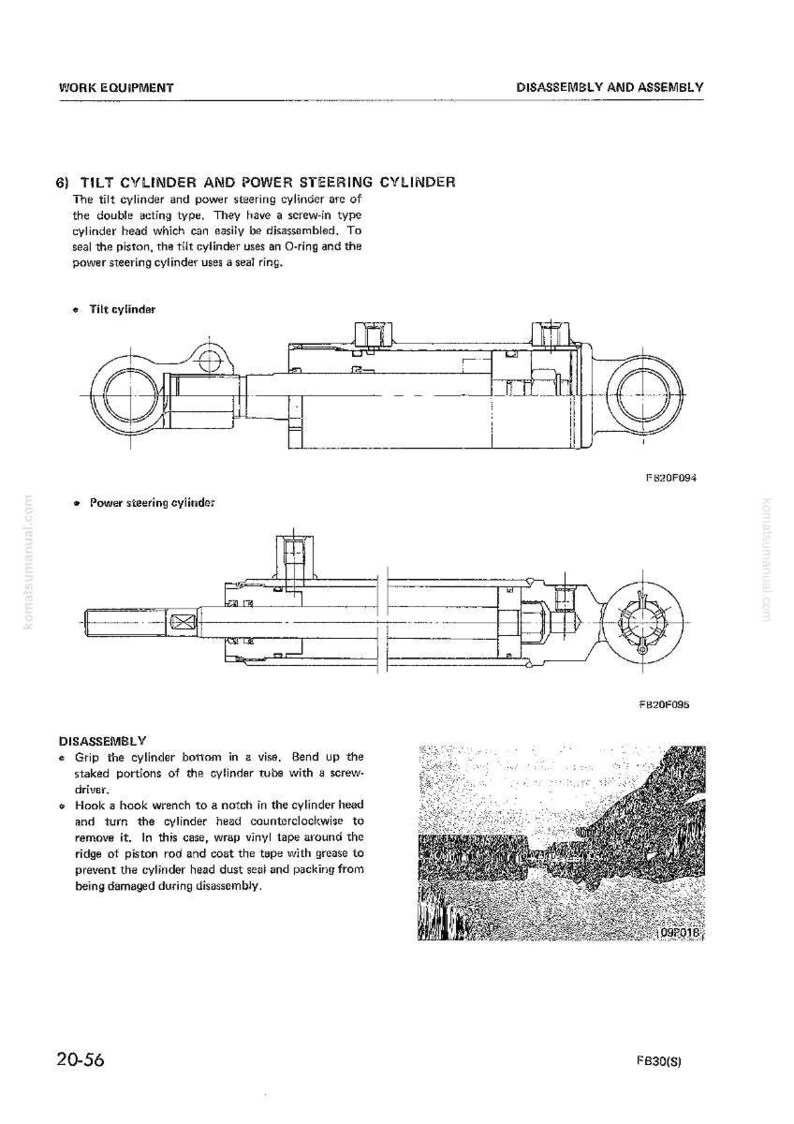 Pu&ograve; includere: Diagramma tecnico di un cilindro di inclinazione e di un cilindro del servosterzo, con disegni dettagliati e istruzioni. L'immagine include etichette e il testo "WORK EQUIPMENT" e "DISASSEMBLY AND ASSEMBLY".