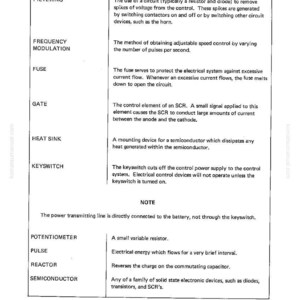 Op de afbeelding: Een pagina uit een handleiding met een tabel met elektrische termen en definities. Termen zijn onder meer "Filtering", "Frequentiemodulatie", "Zekering", "Gate", "Koelplaat", "Sleutelschakelaar", "Potentiometer", "Puls", "Reactor" en "Halfgeleider".