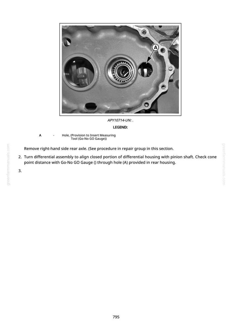 Puede incluir: Imagen en escala de grises de un componente mec&aacute;nico, probablemente de un motor o transmisi&oacute;n de veh&iacute;culo. El componente presenta un rodamiento circular y varios orificios para pernos. Texto: "APY10714-UN" e instrucciones.