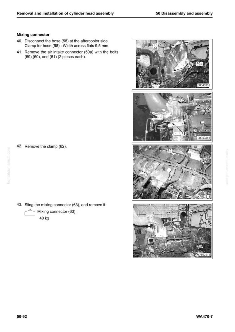 Pu&ograve; includere: Diagramma da un manuale che illustra la rimozione e l'installazione di un gruppo testata cilindri. L'immagine mostra vari componenti, tra cui connettori, morsetti e tubi flessibili. Il testo indica un connettore di miscelazione da 40 kg.