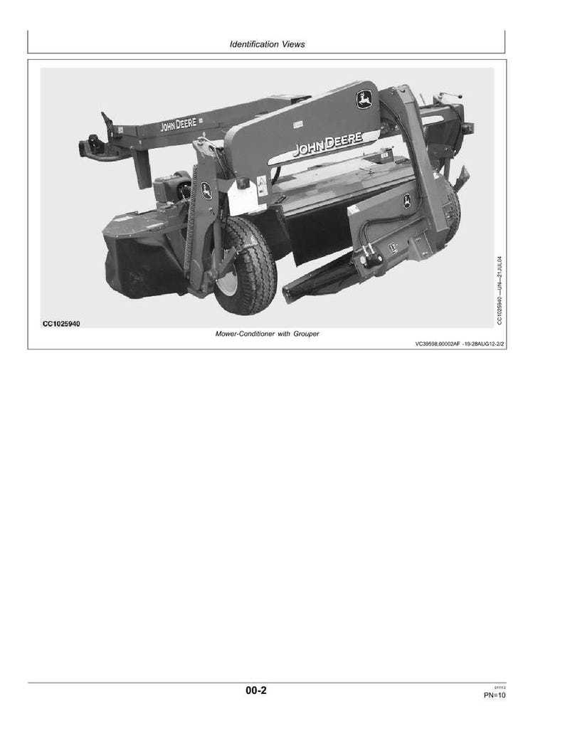 Puede incluir: Imagen en escala de grises de una segadora-acondicionadora John Deere con un agrupador. La m&aacute;quina tiene ruedas grandes, un cuerpo negro y verde, y el logotipo de John Deere es visible. Tambi&eacute;n est&aacute; presente el texto "Mower-Conditioner with Grouper".