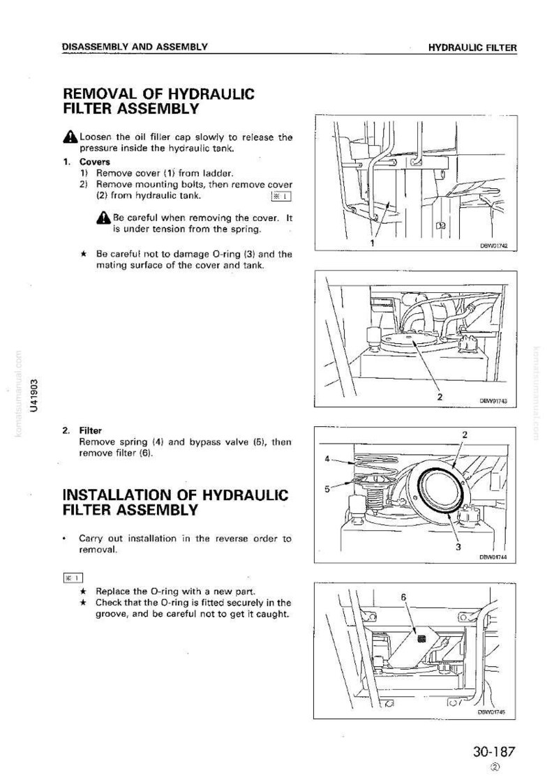 K&ouml;nnte beinhalten: Diagramm zum Aus- und Einbau einer Hydraulikfilterbaugruppe. Das Bild zeigt detaillierte Illustrationen mit Beschriftungen f&uuml;r Abdeckungen, Filter und O-Ringe. Textanweisungen sind enthalten.