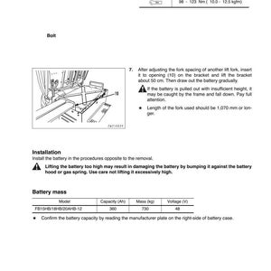 Op de afbeelding: Diagram met instructies voor het verwijderen en installeren van de batterij. Bevat een diagram van een beugel en bout, met tekstinstructies en een tabel met batterijmassa, capaciteit en spanning. De tekst bevat waarschuwingen.