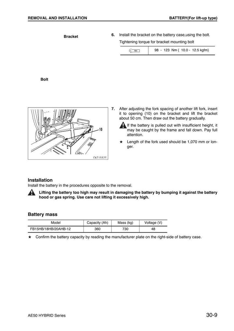 Op de afbeelding: Diagram met instructies voor het verwijderen en installeren van de batterij. Bevat een diagram van een beugel en bout, met tekstinstructies en een tabel met batterijmassa, capaciteit en spanning. De tekst bevat waarschuwingen.