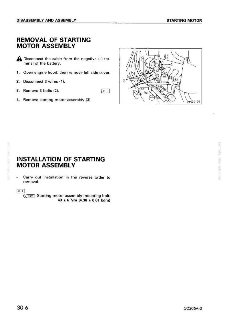 Op de afbeelding: Een pagina uit een handleiding met instructies voor het verwijderen en installeren van een startmotor. De tekst bevat diagrammen en specificaties, inclusief een aanhaalmoment voor de bevestigingsbout van 43 &plusmn; 6 Nm.