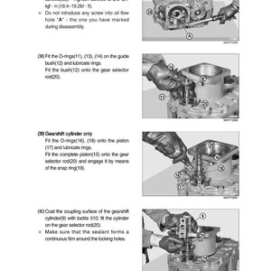 Może przedstawiać: Schemat techniczny przedstawia montaż element&oacute;w mechanicznych. Obraz zawiera zbliżenia części montowanych w rękawicach, wraz z towarzyszącymi instrukcjami tekstowymi i schematami. Elementy obejmują uszczelki typu O-ring, tłoki i cylindry zmiany bieg&oacute;w.