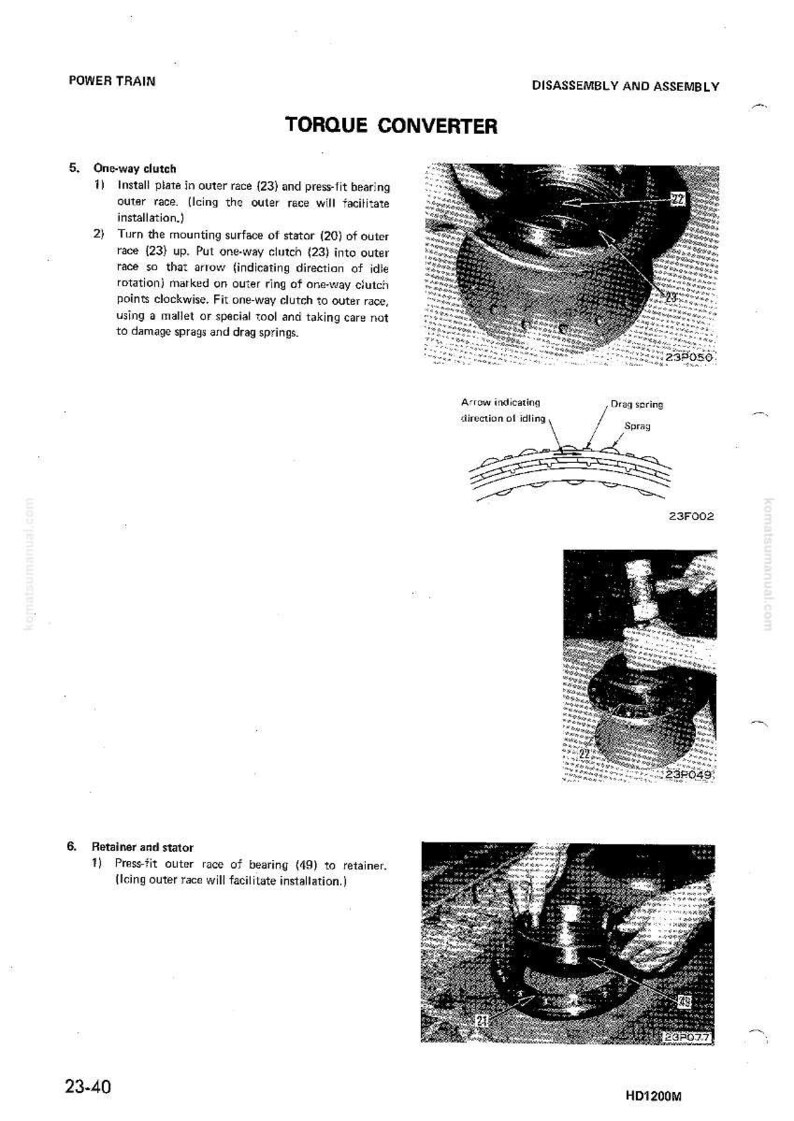 Pu&ograve; includere: Un diagramma tecnico da un manuale che descrive lo smontaggio e il montaggio di un convertitore di coppia. L'immagine include illustrazioni ravvicinate dei componenti, frecce che indicano la direzione e parti numerate per riferimento. Il testo include "Frizione unidirezionale" e "Ritenitore e statore".
