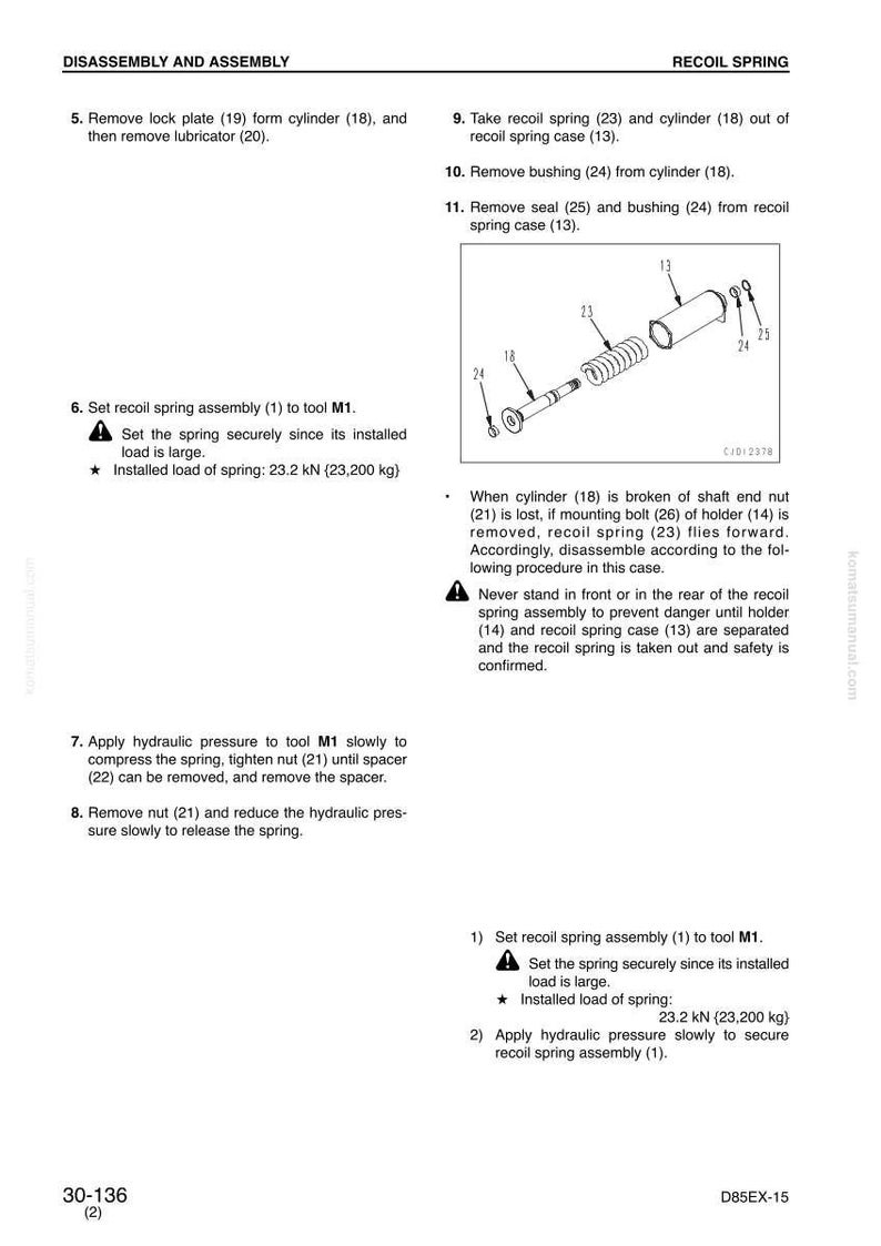 Pode incluir: Diagrama t&eacute;cnico de instru&ccedil;&otilde;es de desmontagem e montagem da mola de recuo. A imagem mostra componentes rotulados, incluindo o cilindro, a mola e a bucha. O texto indica que a carga instalada da mola &eacute; de 23,2 kN (23.200 kg).