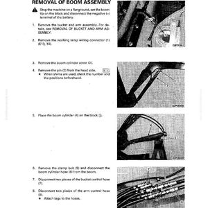Pu&ograve; includere: Una pagina di un manuale che illustra lo smontaggio e il montaggio di un gruppo braccio. Il testo include istruzioni per la rimozione di parti come il coperchio del cilindro del braccio e i tubi flessibili. I diagrammi e le immagini in primo piano accompagnano il testo.