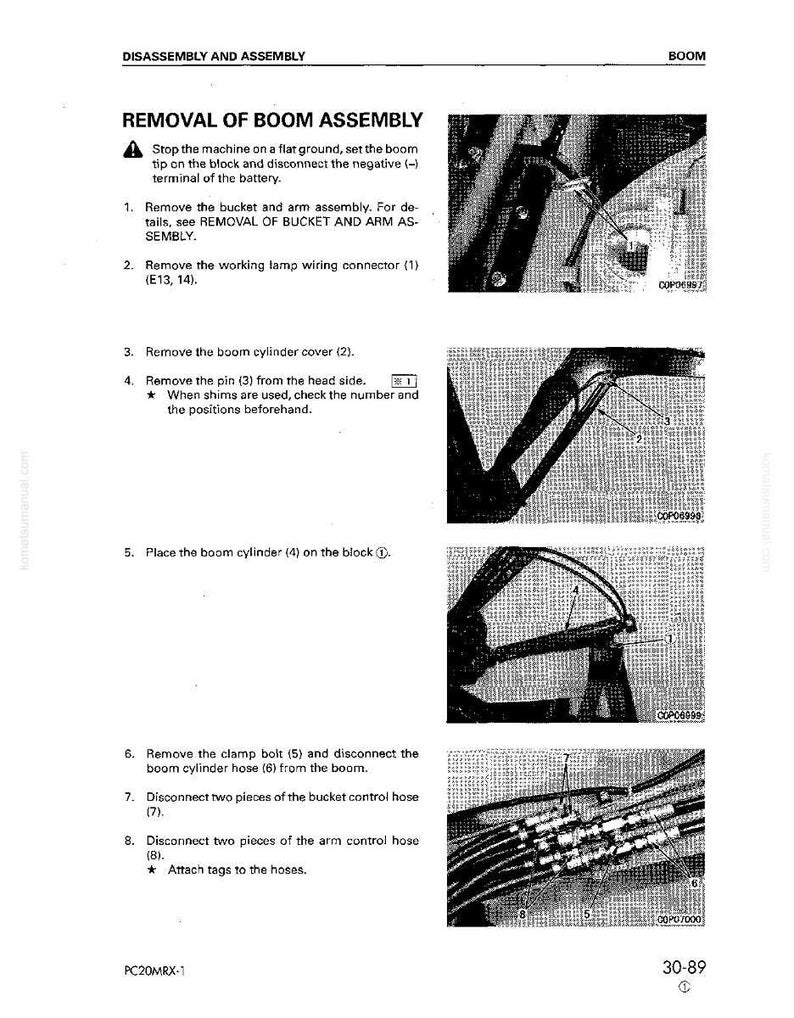 Pu&ograve; includere: Una pagina di un manuale che illustra lo smontaggio e il montaggio di un gruppo braccio. Il testo include istruzioni per la rimozione di parti come il coperchio del cilindro del braccio e i tubi flessibili. I diagrammi e le immagini in primo piano accompagnano il testo.