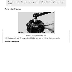 Pu&ograve; includere: Immagine da un manuale che mostra lo smontaggio di una frizione del compressore. L'immagine mostra un primo piano del mozzo della frizione su cui si sta lavorando con degli attrezzi. Il testo include "Smontare la frizione del compressore" e "Rimuovere il mozzo della frizione".