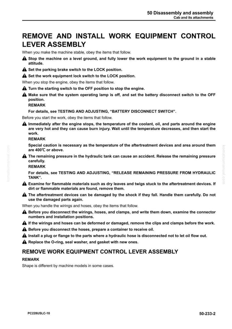 Pode incluir: Uma p&aacute;gina de um manual intitulada "Remover e instalar o conjunto da alavanca de controle do equipamento de trabalho". O texto fornece instru&ccedil;&otilde;es e precau&ccedil;&otilde;es de seguran&ccedil;a para a manuten&ccedil;&atilde;o de m&aacute;quinas, incluindo etapas para desconectar mangueiras e componentes el&eacute;tricos.