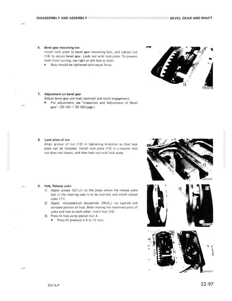 Pu&ograve; includere: Una pagina di un manuale che descrive lo smontaggio e il montaggio di un ingranaggio conico e di un albero. Il testo include istruzioni per il montaggio dei dadi, la regolazione degli ingranaggi e l'installazione delle piastre di bloccaggio. Sono incluse immagini dei componenti.