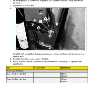 Op de afbeelding: Installatie-instructies met diagrammen voor de installatie van de zijkant van de laadbak. Bevat stappen voor het uitlijnen van bouten, het vastzetten van de zijkant van de bak en het aandraaien volgens specificatie. Koppelingsspecificaties in Newtonmeters en pond-voet.