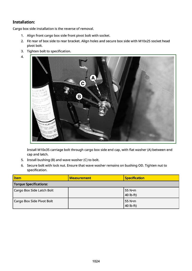 Op de afbeelding: Installatie-instructies met diagrammen voor de installatie van de zijkant van de laadbak. Bevat stappen voor het uitlijnen van bouten, het vastzetten van de zijkant van de bak en het aandraaien volgens specificatie. Koppelingsspecificaties in Newtonmeters en pond-voet.