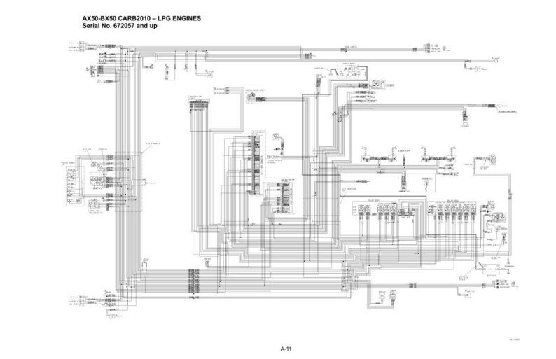 Op de afbeelding: Een gedetailleerd technisch diagram van het elektrische systeem van een motor, met talrijke lijnen, connectoren en componenten. Het diagram bevat tekst die het motortype en het serienummer aangeeft. De afbeelding is in zwart-wit.