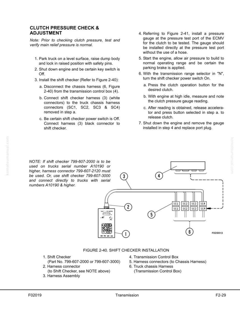 Puede incluir: Diagrama de instalaci&oacute;n del comprobador de cambios con etiquetas y flechas. Incluye un comprobador de cambios, conectores de arn&eacute;s y una caja de control de transmisi&oacute;n. El texto explica la comprobaci&oacute;n y el ajuste de la presi&oacute;n del embrague.