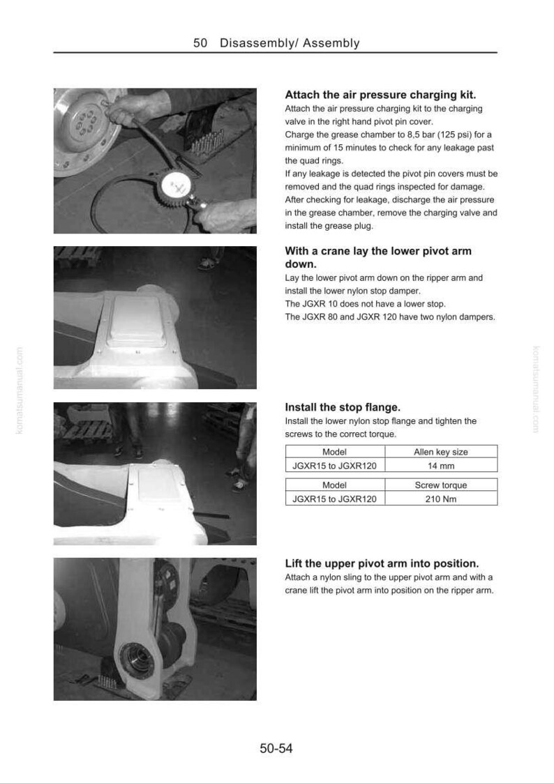 Pu&ograve; includere: Pagina di un manuale con istruzioni di montaggio e smontaggio di macchinari. Le istruzioni includono il fissaggio di un kit di carica della pressione dell'aria, l'abbassamento di un braccio di articolazione e l'installazione di una flangia di arresto. Misure in bar e mm.