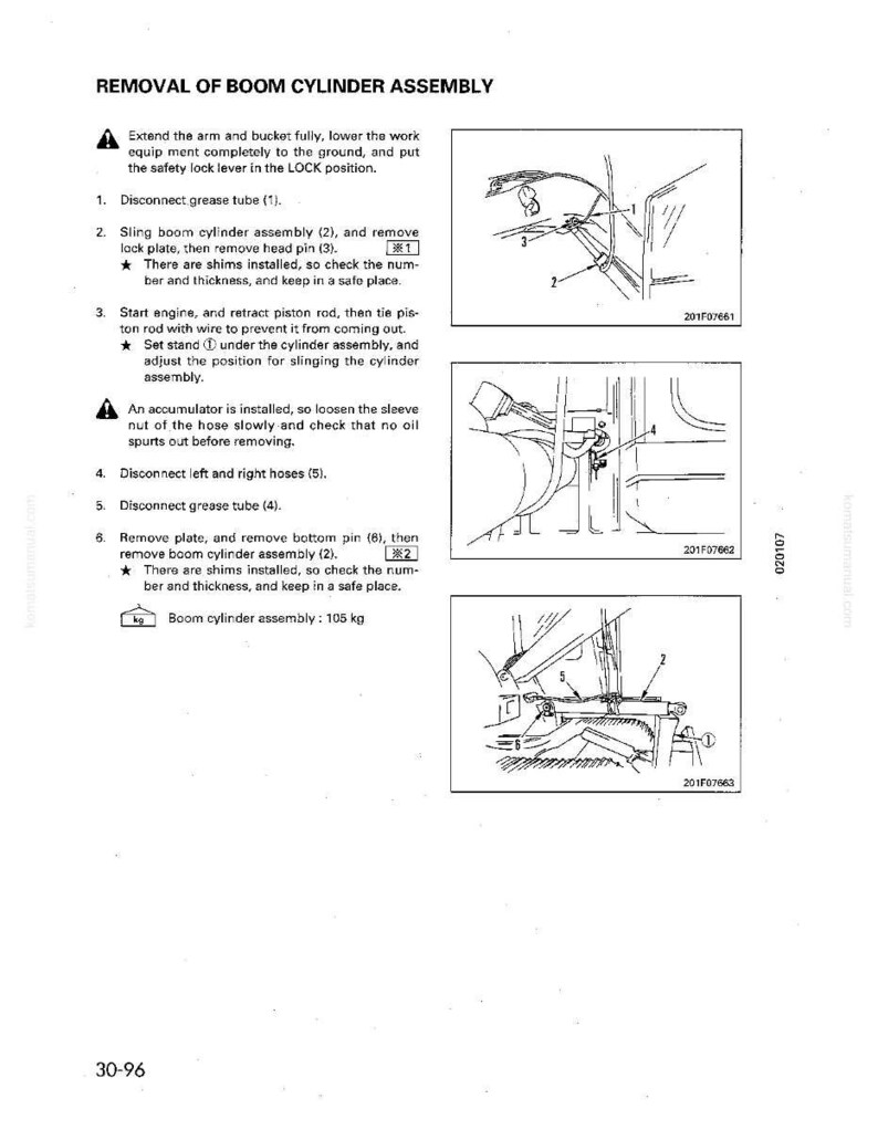 Op de afbeelding: Diagram met de verwijdering van de giekcilinderconstructie, met genummerde stappen en illustraties. Instructies voor het loskoppelen van vetbuizen en het controleren van vulplaten. Tekst: "VERWIJDERING VAN DE GIEKCYLINDERCONSTRUCTIE" en "Giekcilinderconstructie: 105 kg."