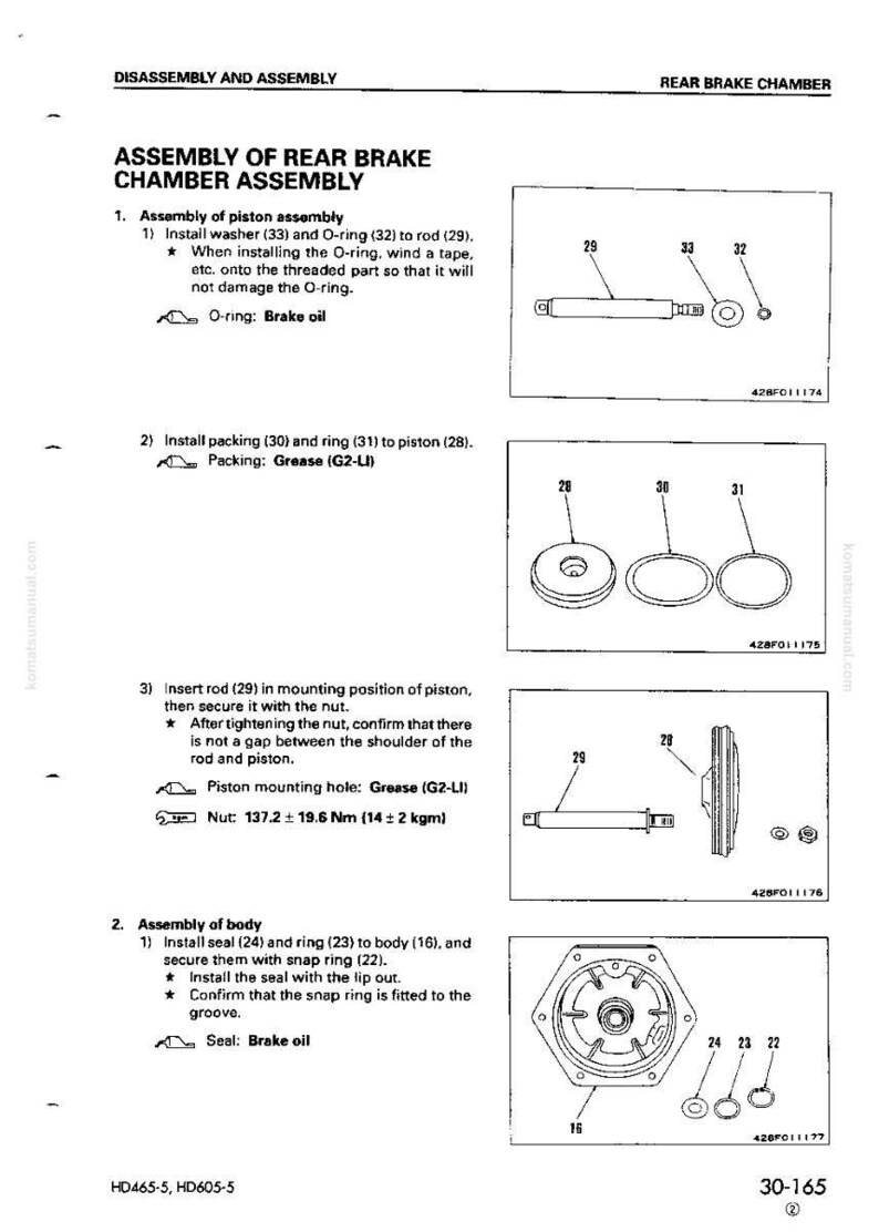 Puede incluir: Diagrama del montaje de la c&aacute;mara del freno trasero con piezas etiquetadas. Incluye ilustraciones del montaje del pist&oacute;n, empaquetaduras, anillos y componentes del cuerpo. Las instrucciones de texto detallan el proceso de montaje.