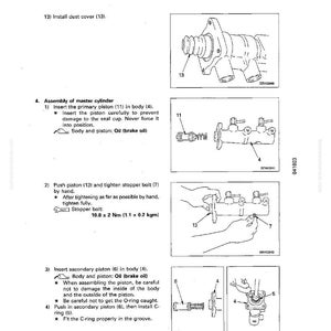 Op de afbeelding: Diagram van de demontage en montage van een hoofdremcilinder. Bevat genummerde stappen en illustraties voor het installeren van de stofkap, zuigers en C-ring. Tekst bevat koppel specificaties.