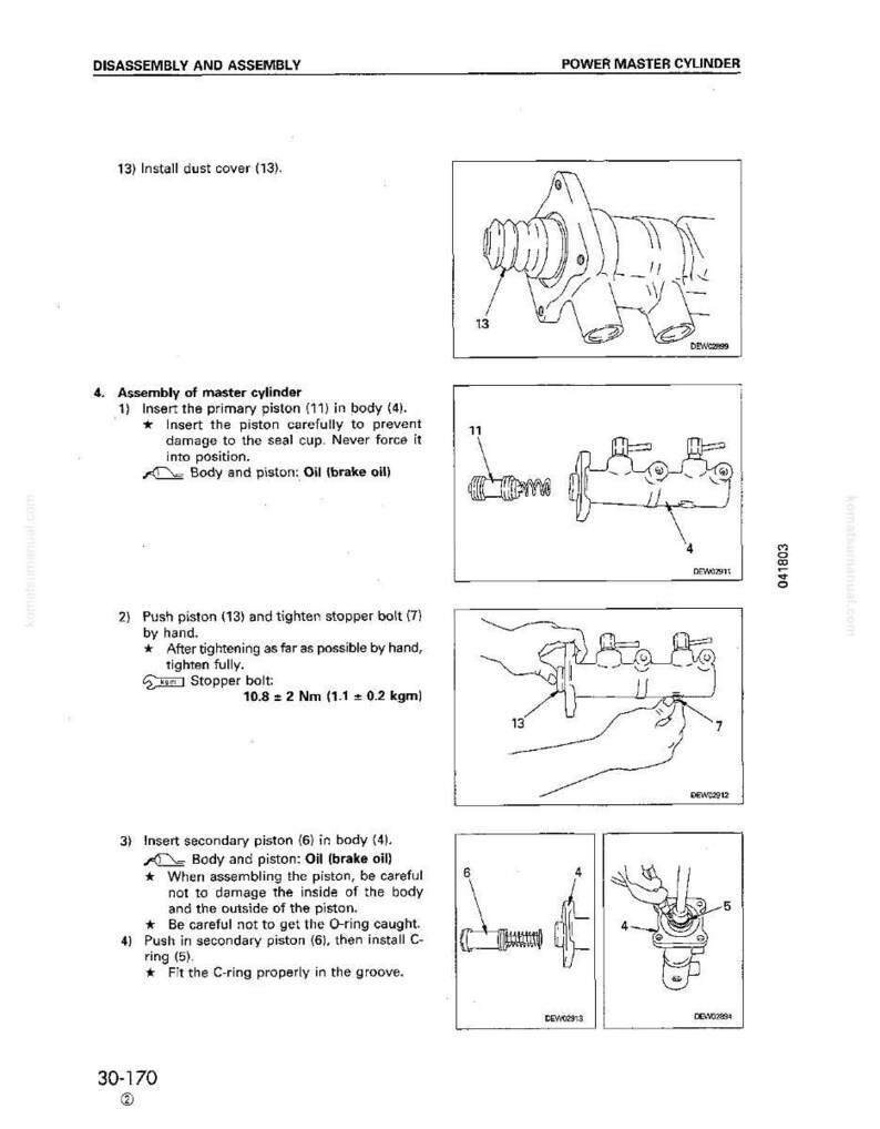 Op de afbeelding: Diagram van de demontage en montage van een hoofdremcilinder. Bevat genummerde stappen en illustraties voor het installeren van de stofkap, zuigers en C-ring. Tekst bevat koppel specificaties.