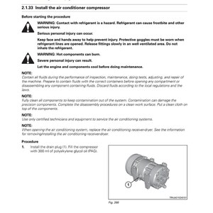 Op de afbeelding: Een pagina uit een Fendt tractormanual met instructies voor het installeren van een airconditioningcompressor. De tekst bevat veiligheidswaarschuwingen over koelmiddel en hete componenten. De afbeelding toont de compressor en instructies om deze te vullen met 300 ml polyalkyleenglycololie.