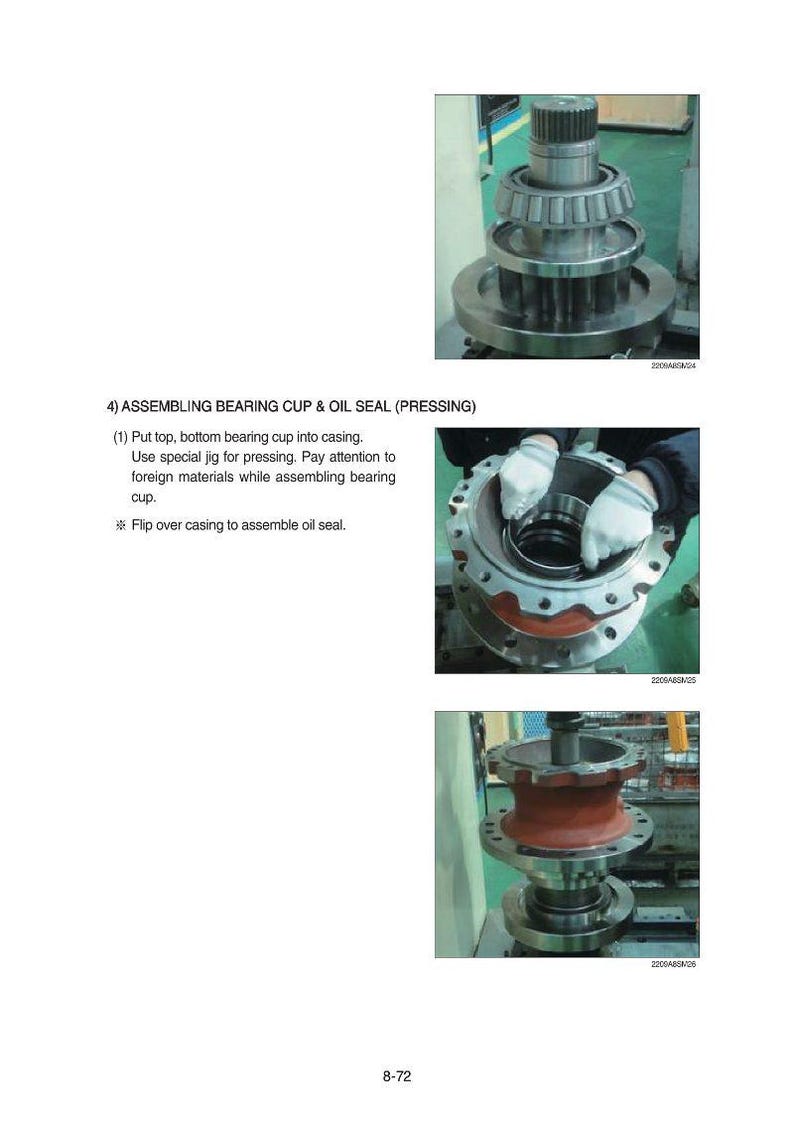Op de afbeelding: Afbeelding die de montage van een lagerbeker en oliekeerring illustreert. Het proces omvat het samenpersen van componenten. De tekst luidt: "ASSEMBLING BEARING CUP & OIL SEAL (PRESSING)". Close-up beelden tonen de onderdelen en de montagestappen.