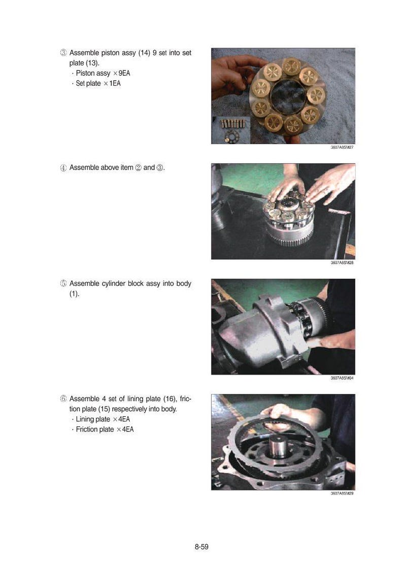 K&ouml;nnte beinhalten: Bilder aus einer Montageanleitung, die die Schritte zur Montage mechanischer Komponenten zeigen. Die Bilder zeigen H&auml;nde, die mit verschiedenen Metallteilen arbeiten, darunter eine Kolbenbaugruppe, ein Zylinderblock und Auskleideplatten. Text begleitet jeden Schritt.