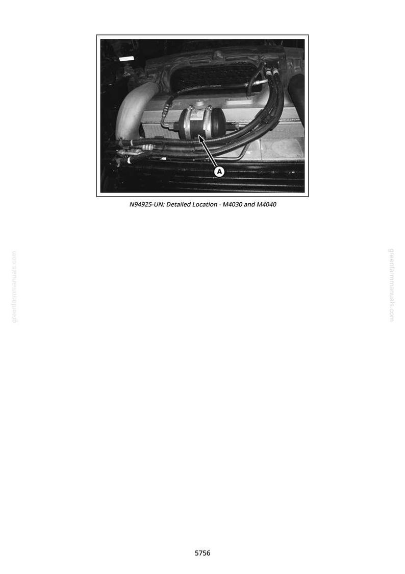 K&ouml;nnte beinhalten: Schwarz-Wei&szlig;-Bild eines Motorraums mit verschiedenen Komponenten. Eine zylindrische Komponente wird durch einen Pfeil mit der Bezeichnung "A" hervorgehoben. Der Text "N49425-UN: Detailed Location - M4030 and M4040" befindet sich unten.