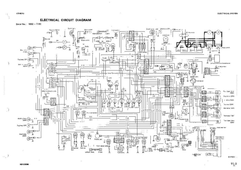 Pu&ograve; includere: Un diagramma dettagliato di un circuito elettrico in bianco e nero con il titolo "ELECTRICAL CIRCUIT DIAGRAM" e il numero di serie 1002-1100. Il diagramma presenta numerose linee, simboli ed etichette, che illustrano i componenti e i collegamenti di un sistema elettrico.
