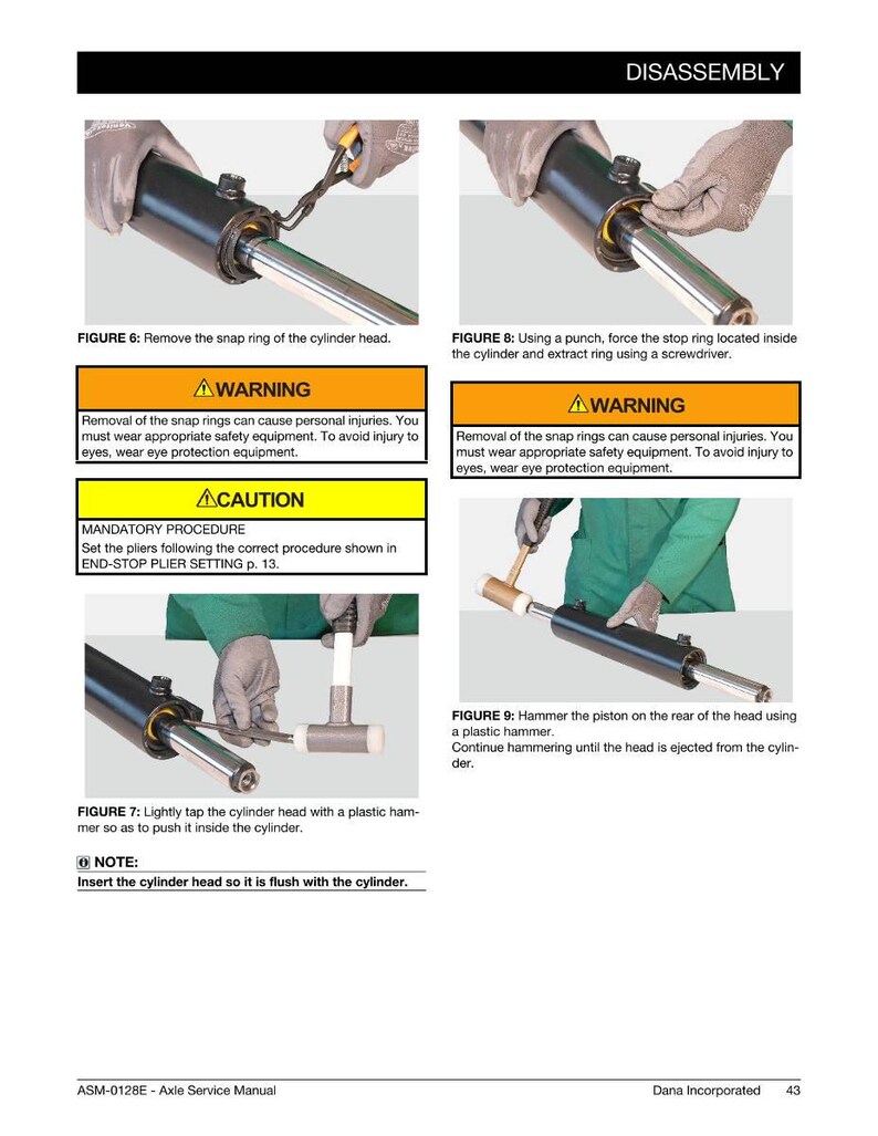 Puede incluir: Una p&aacute;gina del manual de servicio del eje que muestra los pasos de desmontaje. Las im&aacute;genes ilustran el uso de herramientas como alicates, un destornillador y un martillo en una culata. Se incluyen advertencias de seguridad, enfatizando la protecci&oacute;n ocular.