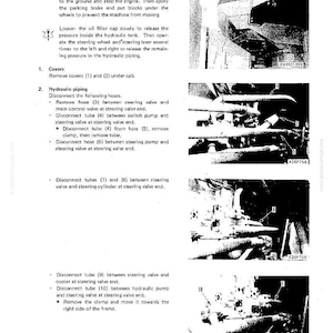 K&ouml;nnte beinhalten: Ein Schwarz-Wei&szlig;-Diagramm aus einem Handbuch, das den Ausbau eines Lenkventils detailliert beschreibt. Der Text enth&auml;lt Anweisungen zum Trennen von Schl&auml;uchen und Rohren, mit nummerierten Etiketten, die auf bestimmte Komponenten zeigen.