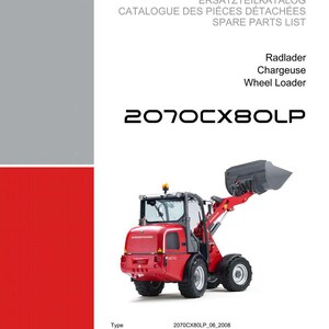 Peut inclure: Un chargeur sur pneus Weidemann rouge, mod&egrave;le 2070CX80LP, est pr&eacute;sent&eacute; sur fond blanc. L'image provient d'un catalogue de pi&egrave;ces d&eacute;tach&eacute;es, avec du texte en anglais, fran&ccedil;ais et allemand. Le catalogue comprend le num&eacute;ro de s&eacute;rie, la version et le num&eacute;ro de commande du document.