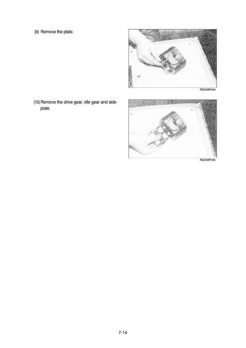 Puede incluir: Dos im&aacute;genes en escala de grises de un manual que muestran componentes mec&aacute;nicos. La primera imagen muestra una mano quitando una placa. La segunda imagen muestra una mano quitando un engranaje de transmisi&oacute;n, un engranaje loco y una placa lateral. El texto incluye "Retire la placa" y "Retire el engranaje de transmisi&oacute;n, el engranaje loco y la placa lateral."