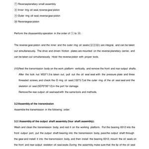 Op de afbeelding: Een witte pagina met zwarte tekst die de montage van een transmissie beschrijft. De tekst bevat genummerde stappen, onderdeelnamen en afmetingen in millimeters. De pagina komt uit een handleiding.
