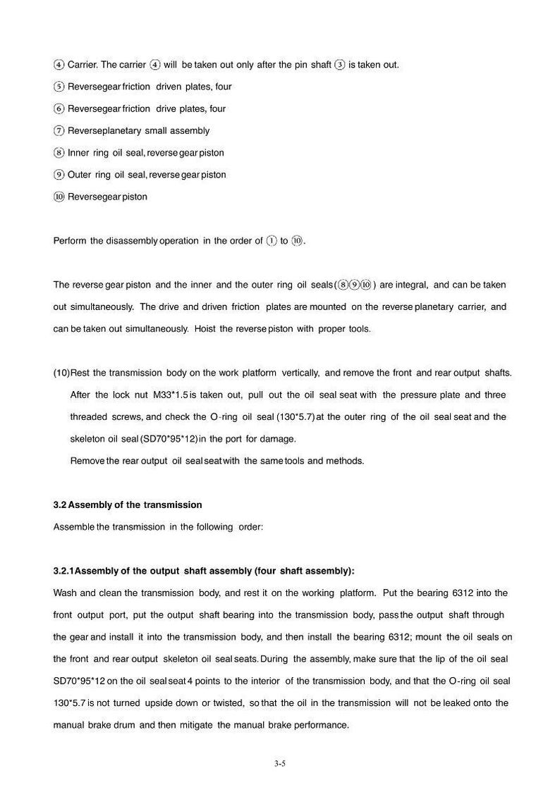 Op de afbeelding: Een witte pagina met zwarte tekst die de montage van een transmissie beschrijft. De tekst bevat genummerde stappen, onderdeelnamen en afmetingen in millimeters. De pagina komt uit een handleiding.