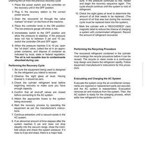 K&ouml;nnte beinhalten: Eine detaillierte Seite eines technischen Handbuchs mit dem Titel "RECOVERING AND RECYCLING THE REFRIGERANT". Die Seite enth&auml;lt nummerierte Anweisungen zum Ablassen von &Ouml;l, zur Durchf&uuml;hrung des R&uuml;ckgewinnungszyklus und zu Recyclingverfahren. Der Text ist schwarz auf wei&szlig;em Hintergrund.