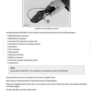 Pode incluir: Imagem de um manual mostrando o uso de alicates especiais KLM10019-1 para instalar terminais macho e f&ecirc;mea. Os alicates s&atilde;o segurados por uma m&atilde;o. O texto diz "Instalando um terminal".