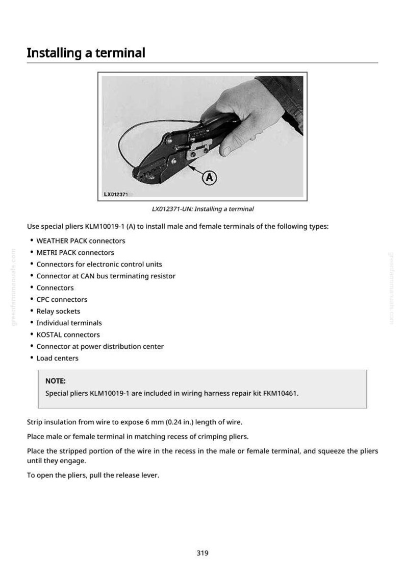 Pode incluir: Imagem de um manual mostrando o uso de alicates especiais KLM10019-1 para instalar terminais macho e f&ecirc;mea. Os alicates s&atilde;o segurados por uma m&atilde;o. O texto diz "Instalando um terminal".