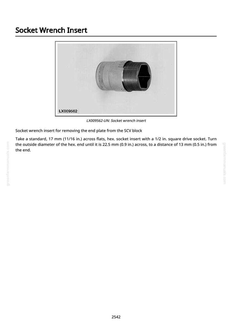Pode incluir: Um encaixe de chave de soquete com extremidade sextavada e encaixe quadrado de 1/2 pol. O texto "LX009562-UN: Socket wrench insert" &eacute; vis&iacute;vel. O encaixe &eacute; usado para remover a placa final do bloco SCV.